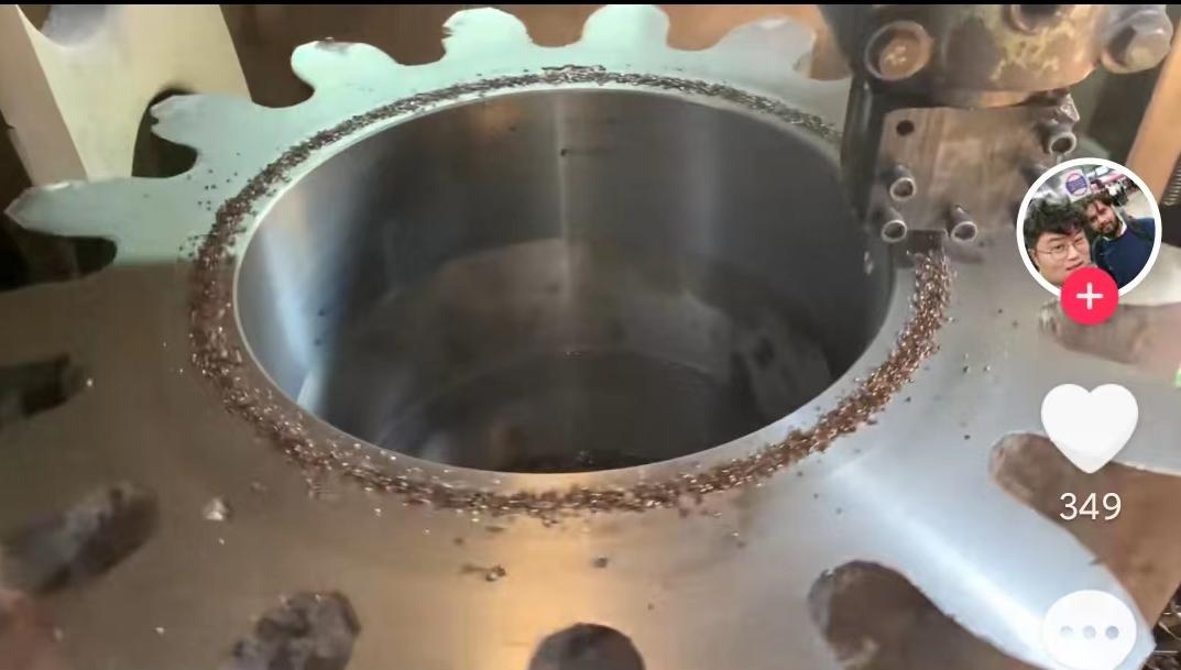 你以为男人都看小姐姐？不！锻刀、钓鱼、巴铁重工才是我们最爱