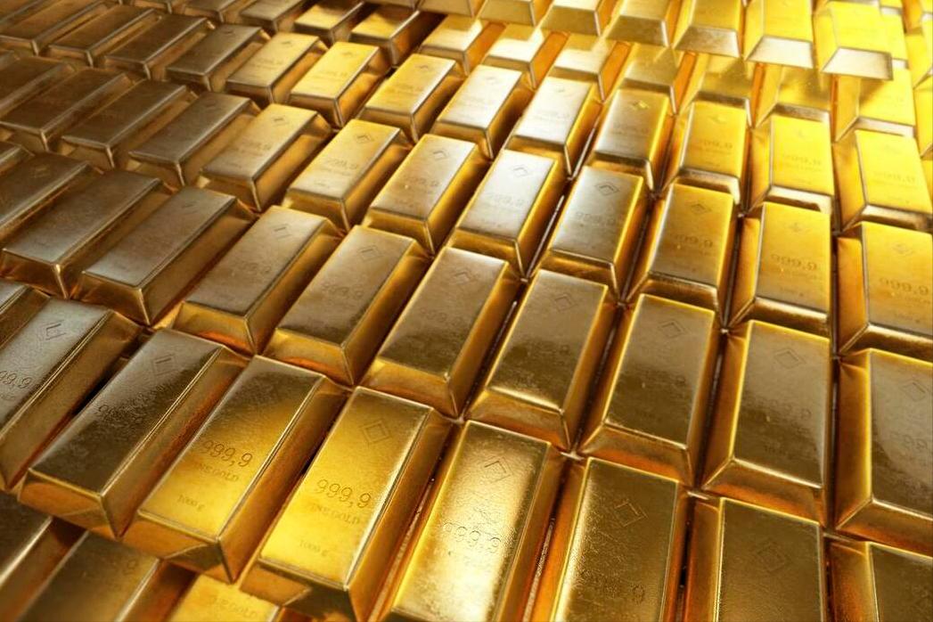 贫穷农民一夜间暴富，手戴多枚金戒指干农活，专家调查后直接狂笑