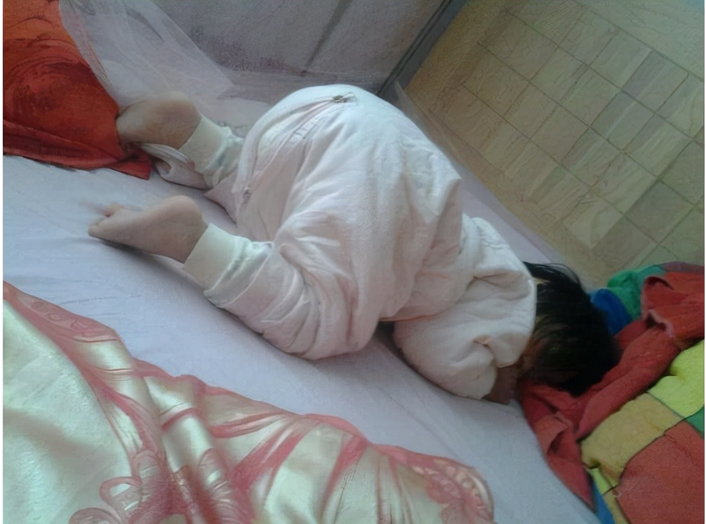 宝宝为啥喜欢投降式睡觉,宝宝投降式睡觉是不是容易受惊