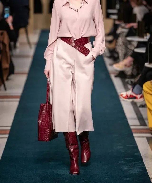 粉色搭配的高级穿法,粉色大衣穿搭高级感