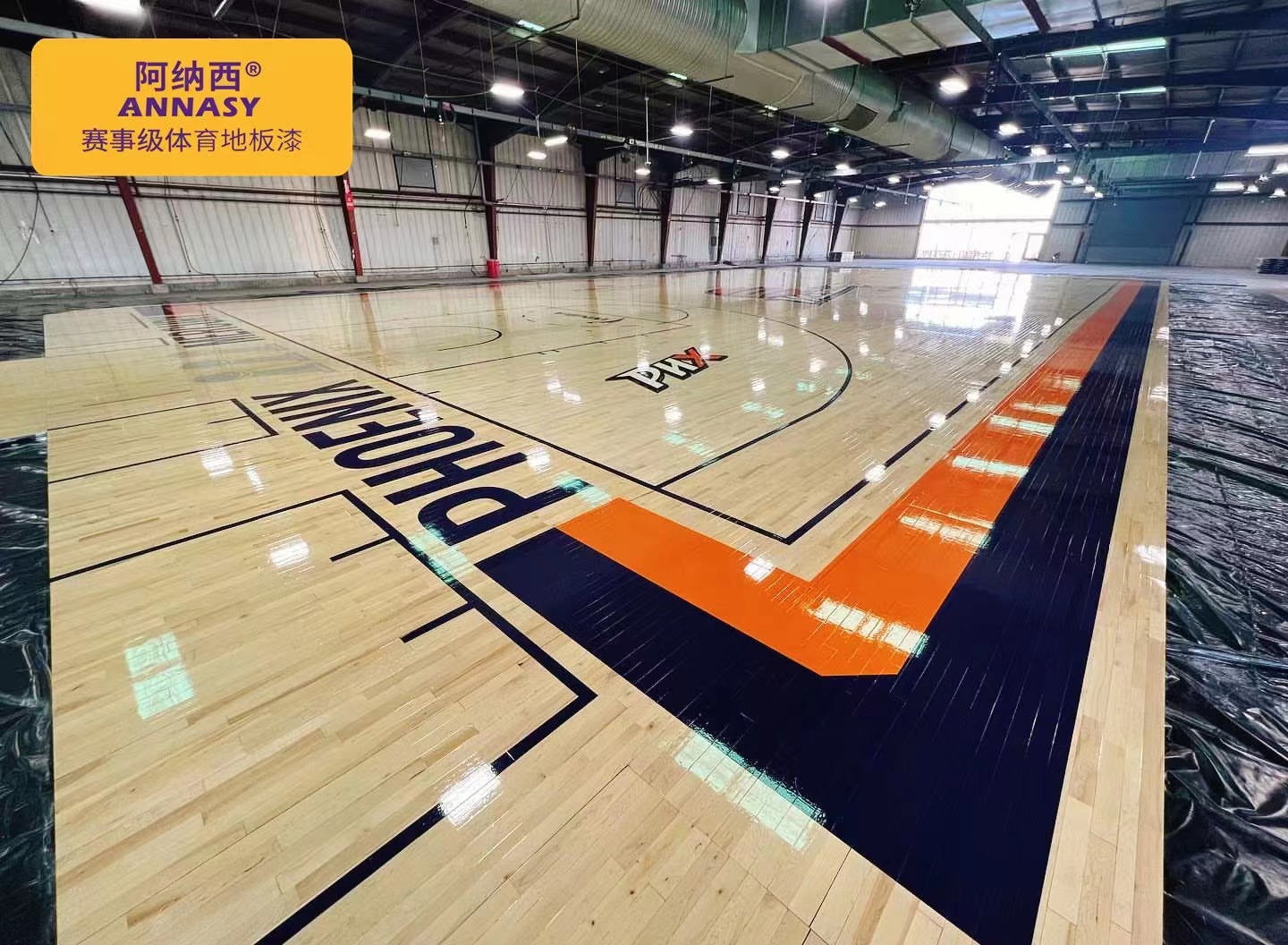 篮球地板logo刷漆,篮球馆体育木地板施工