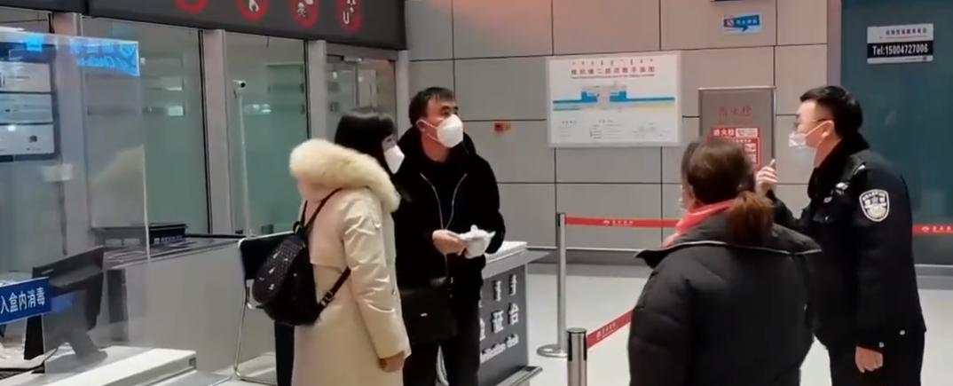 藏族女孩19岁跟男友私奔，因没身份证，遭家暴后等了20年才回到家