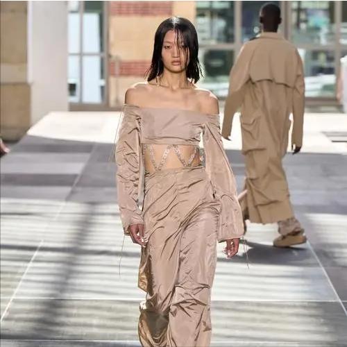 开裆裤，裸胸装，2023年高奢大秀一个比一个奇葩，暴露就是时尚？