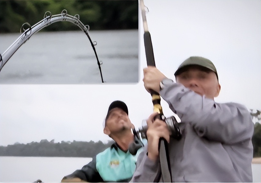 男子钓鱼鱼儿被湖里鲶鱼吃了,男人钓鱼被鲨鱼吃掉