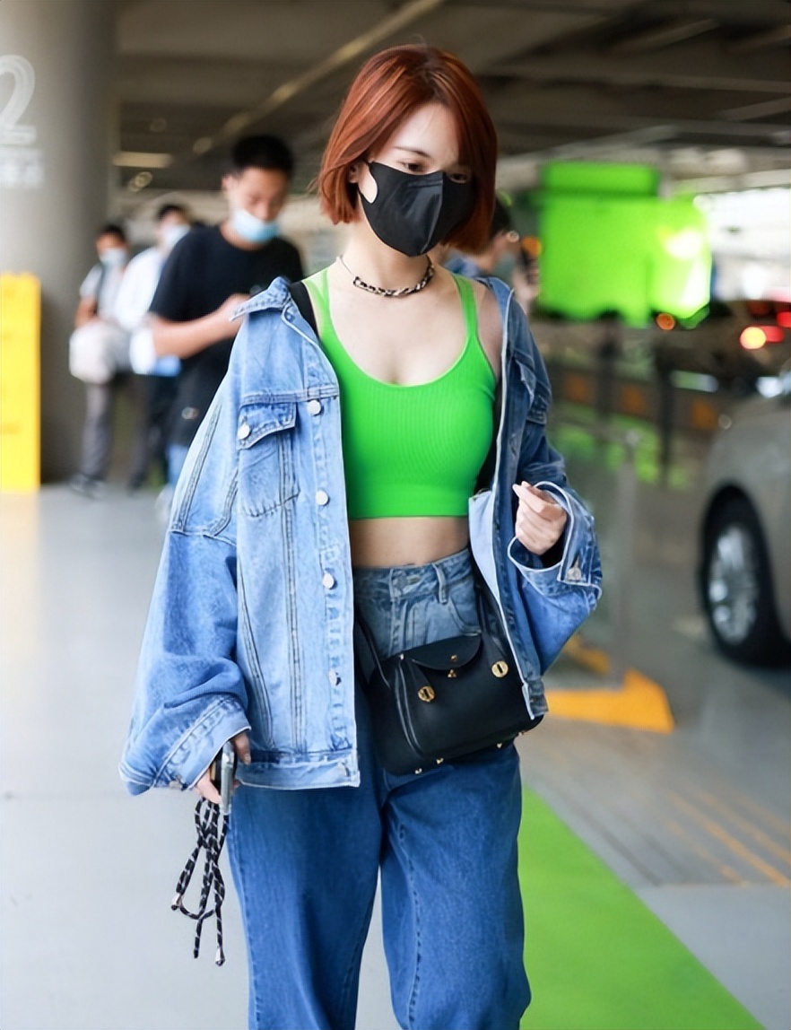 曾可妮黑色西装造型,曾可妮时尚穿搭