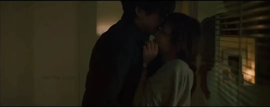 周五的傍晚，最适合观赏情色片。