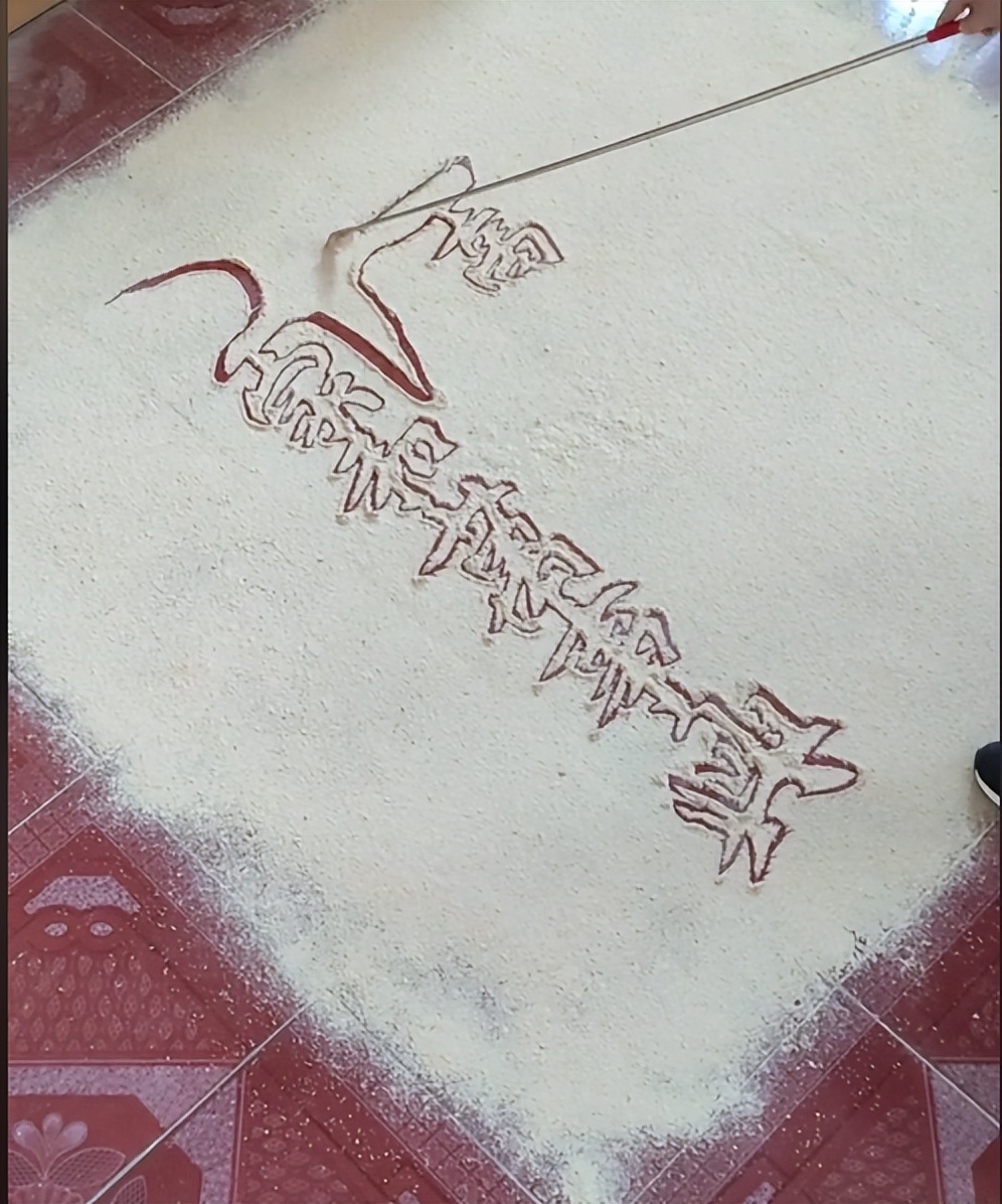 怪笔大叔倒写书法,怪笔大叔一笔倒写书法点评