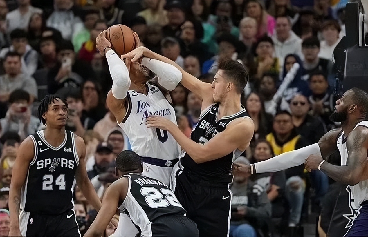 浓眉轮休付出代价,浓眉带伤出战凯尔特人