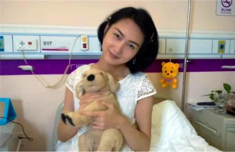 2005年“背母上学”的刘婷,10年后变性女儿身,当选国际选美女郎