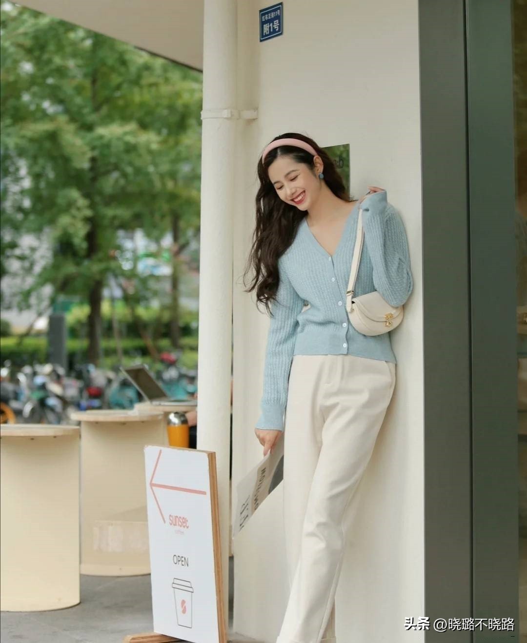 高领衫怎么搭配外套更好看,风衣半高领针织衫搭配