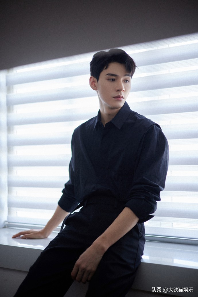 穿黑衣服的帅哥明星,10大穿白衬衫最好看的男明星