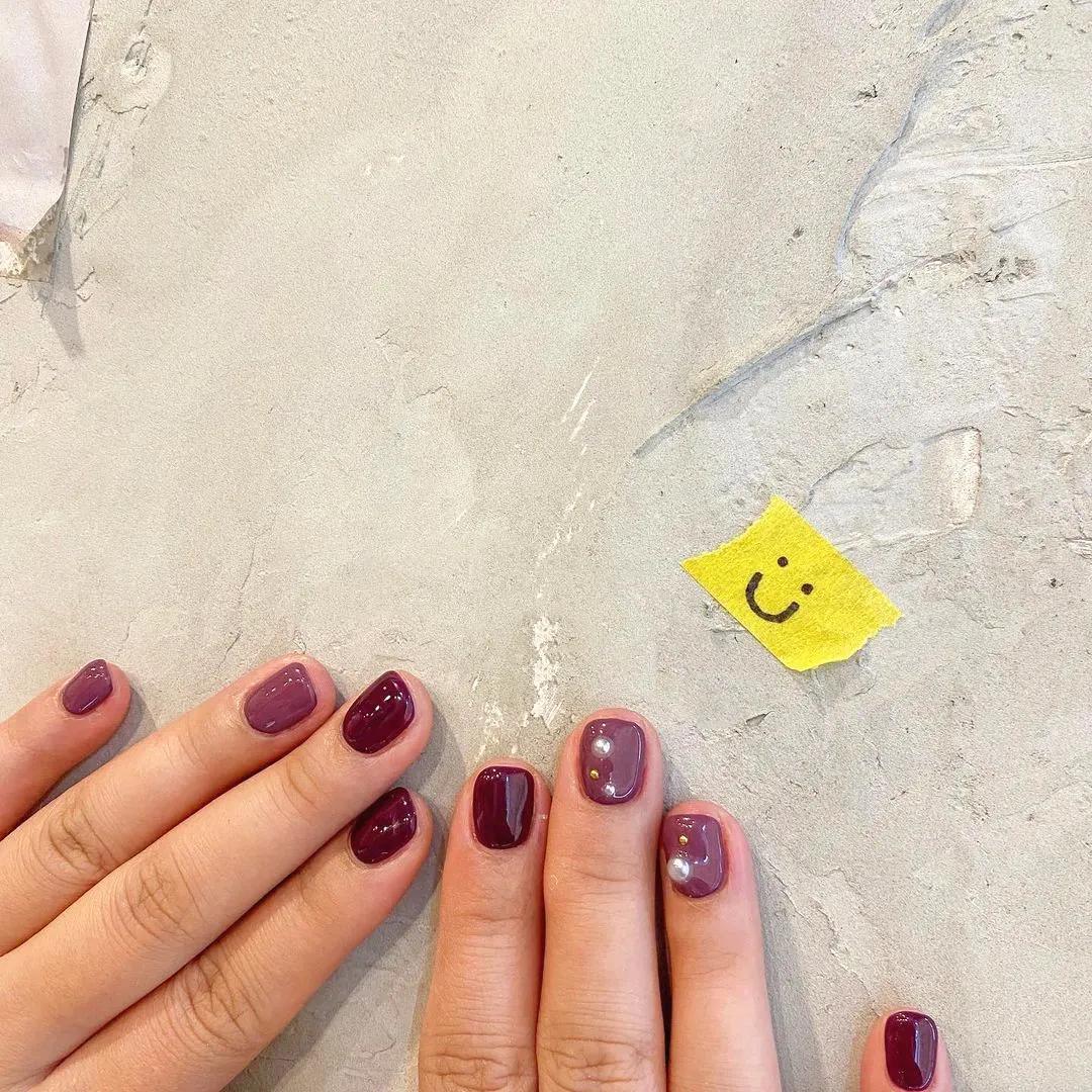 豆沙色美甲显手白吗,雾霾蓝跳色美甲图片显手白