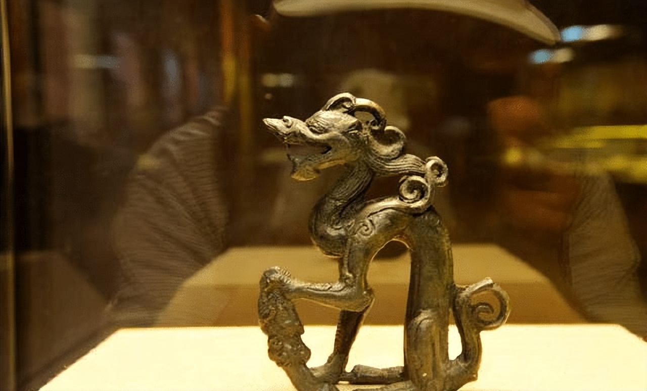 老汉田里挖出铜龙,老汉遗体挖出青铜龙