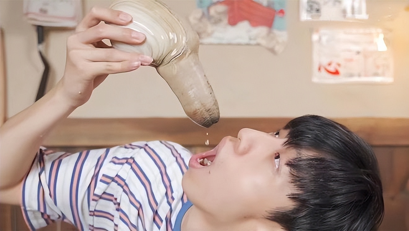 广州一女网红为了流量，竟在咖啡店穿着暴露，“色情营销”?