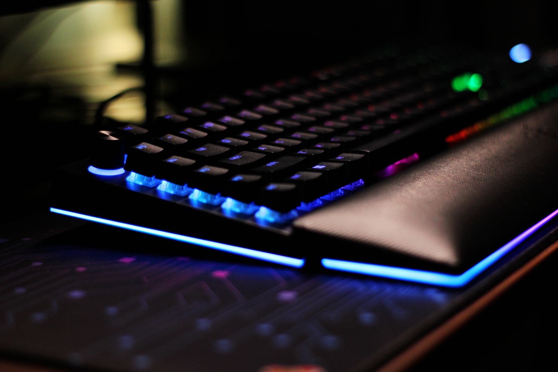 雷蛇黑寡妇蜘蛛幻彩版键盘测评,雷蛇键盘黑寡妇v4专业版测评