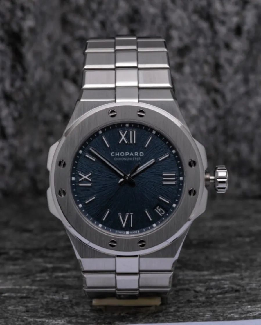 名表专柜一般都不给试戴,名表专卖店都买不到表