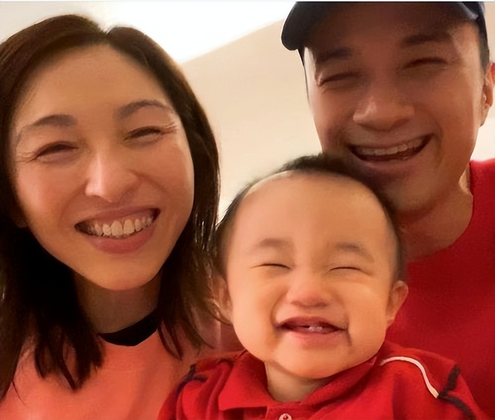 她是香港名媛,25岁放弃家族事业与古巨基谈恋爱,52岁在美国产子