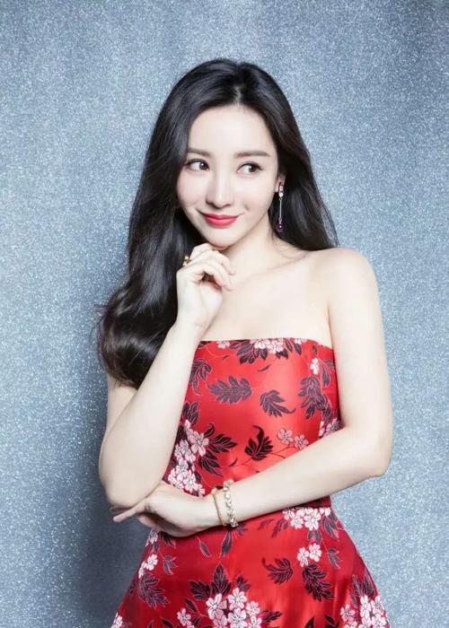 一出道就大方承认整容,出道就被逼着整容