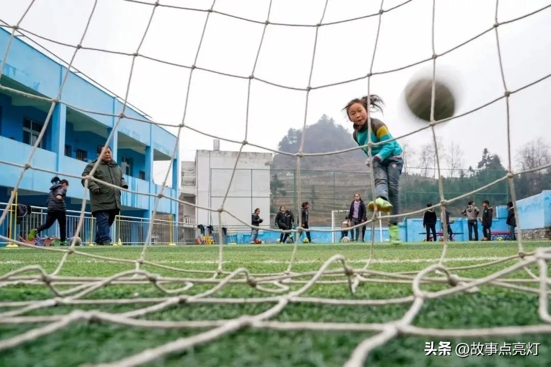 一个胖子教小孩视频,一个胖子辅导女孩