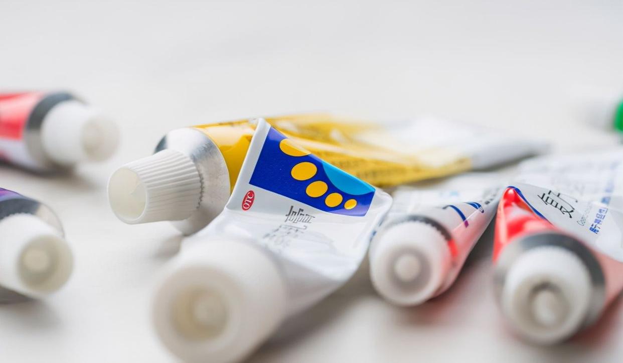 眼下涂抹红霉素软膏的作用,红霉素软膏涂在正常皮肤上会怎样