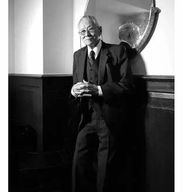 他是华人摄影界传奇，却迫于生计拍三级片…成为“情*电影色**大师”