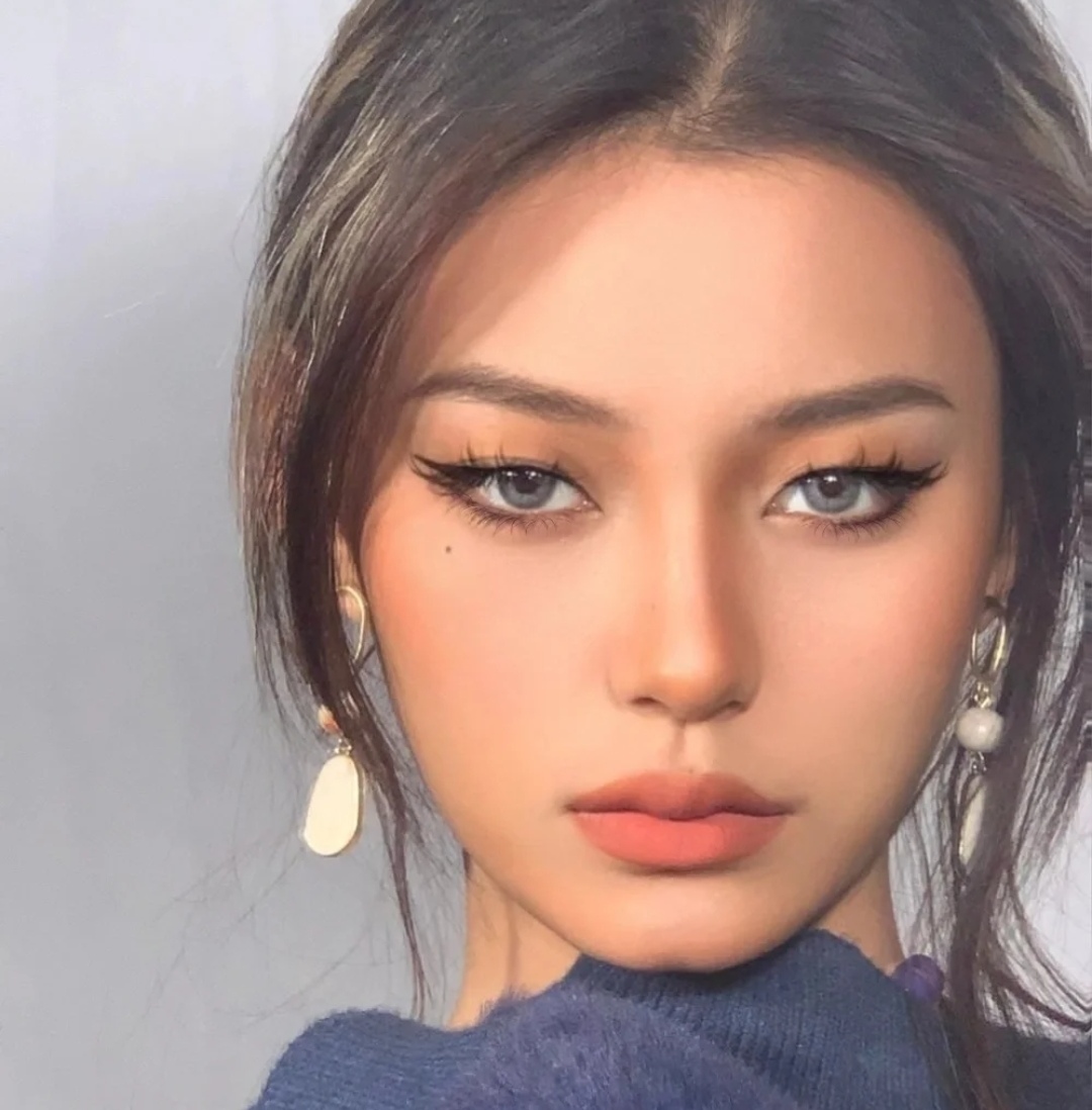 既像狐狸眼又像桃花眼的眼睛,男生桃花眼和女生桃花眼区别