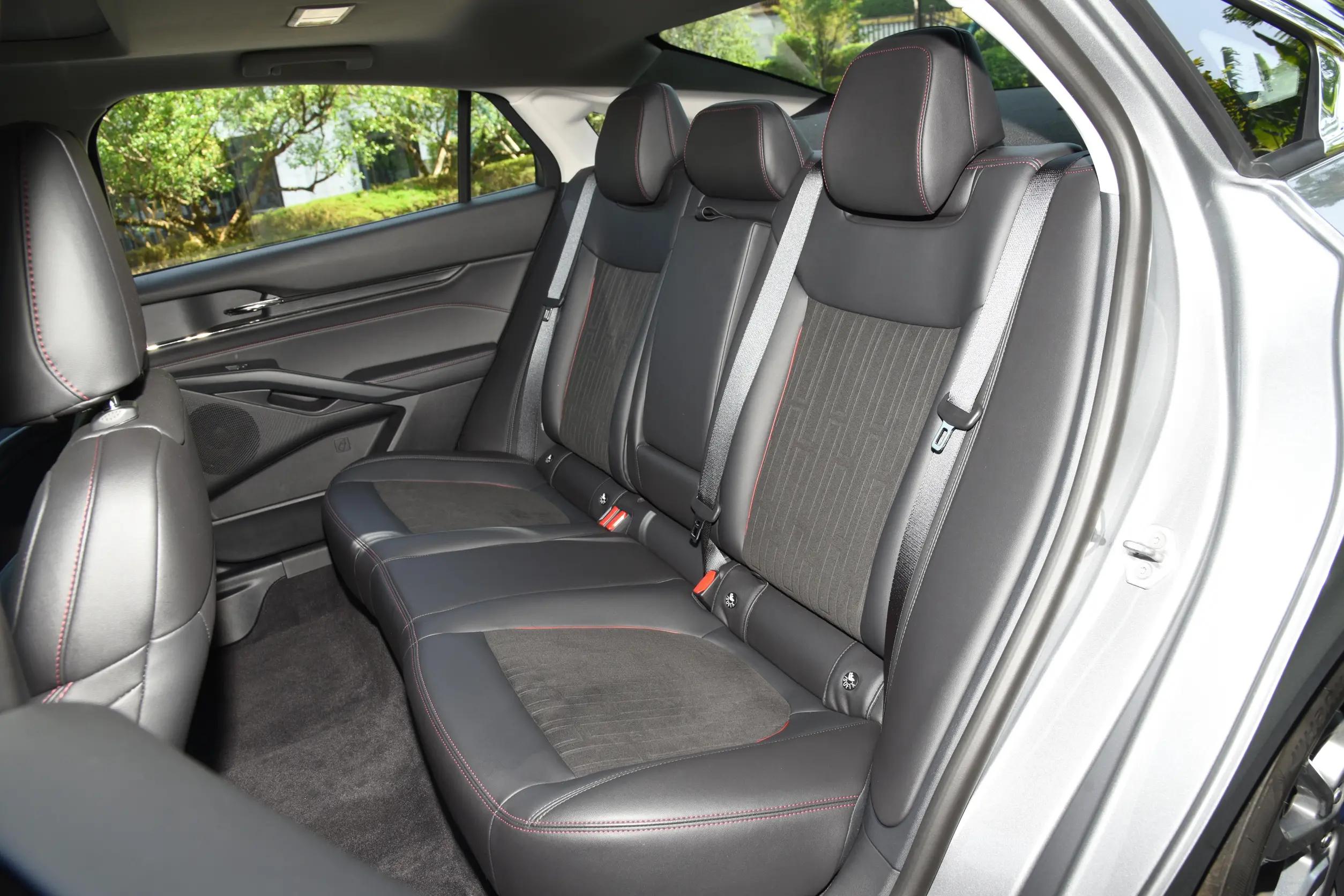 2023款福特蒙迪欧最新价格,2023款蒙迪欧1.5T豪华手机支架