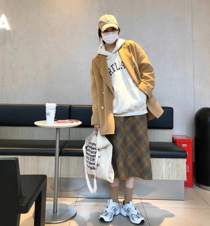 801大衣黑色和驼色哪个颜色好看,黑色大衣与驼色大衣