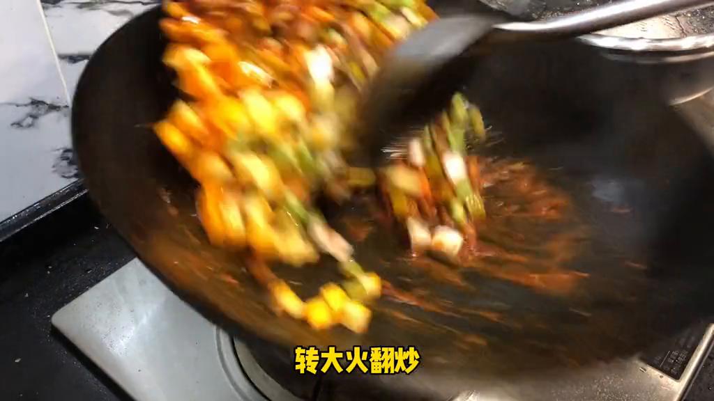 天气冷了来碗热腾腾的牛肉面吧,这个时候吃一碗热腾腾的羊肉面