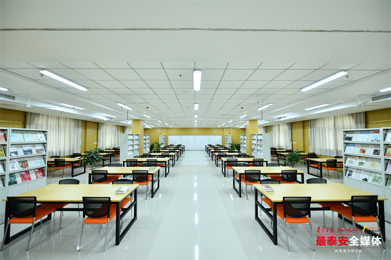 记者探访泰安三中新校,参观泰安三中新校采访