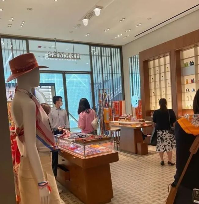 袁咏仪见到大牌,袁咏仪靓靓街拍