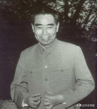 76年周总理遗体火化前，乔冠华抱棺痛哭：我来做您的儿子为您送行