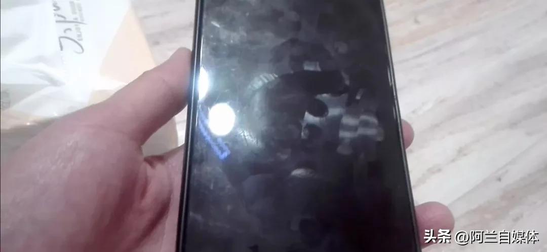 手机屏幕最正确的清洁方法,手机屏幕脏了怎么擦才正确