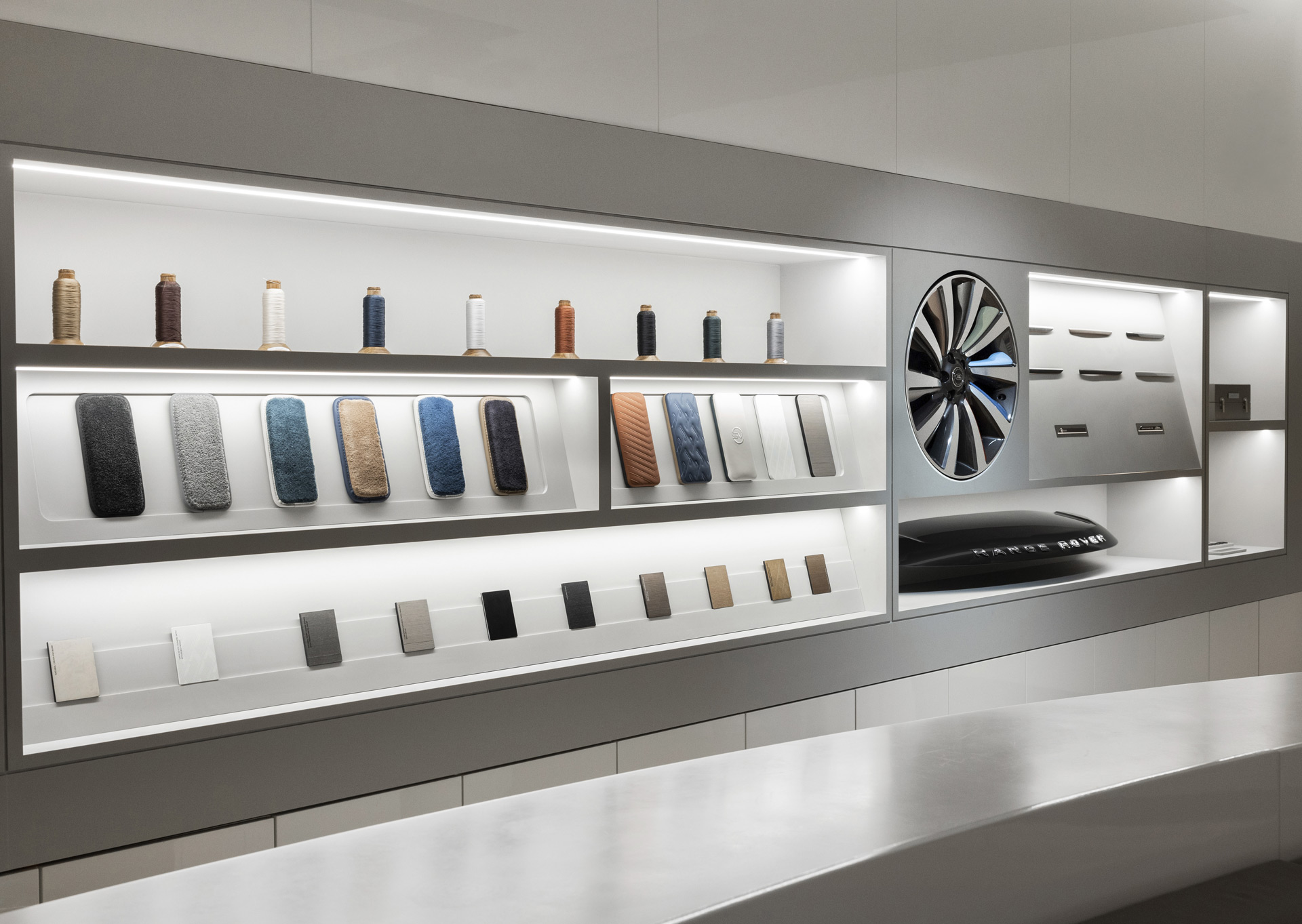 路虎揽胜2023款顶配加长版v8,路虎揽胜2023版本3.0