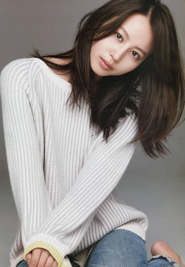 人气顶峰期闪婚引退,六年未见的“日剧女神”与丈夫带娃出街