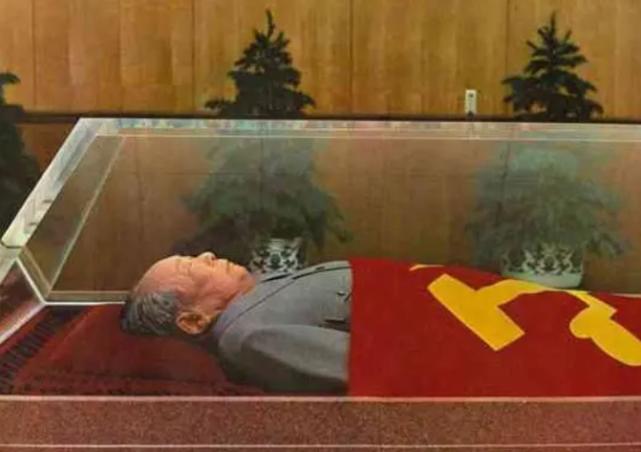 1976年毛主席逝世，世界为之震动！美国、日本及巴铁都有何反应？