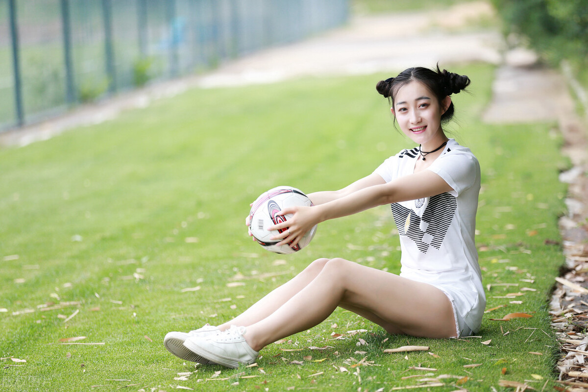 足球宝贝晒美照,欧洲杯足球宝贝最火的照片