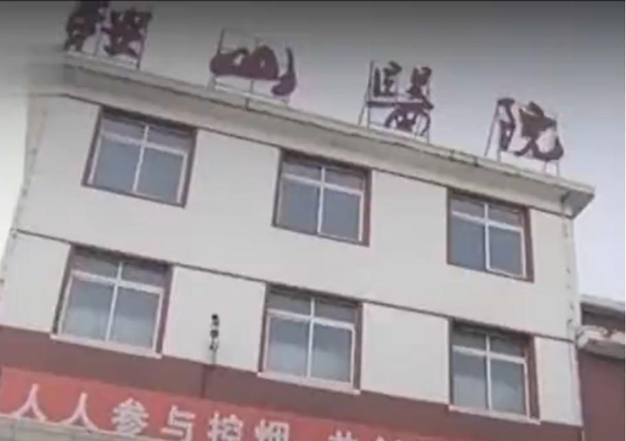 美女重伤成植物人，男友一家一起照料，美女醒来后让小伙左右为难