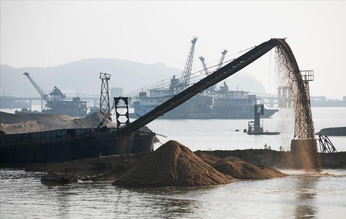 海滩撸铁,在海滩中撸铁棒赚钱