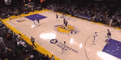 詹姆斯撞裁判原声,詹姆斯挂着莫里斯上篮说了什么