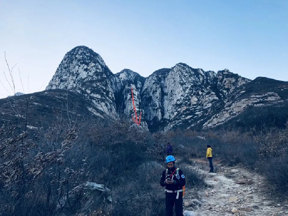 20230513嵩山月亮坡四号线溜腿，旁边的小山脊又出意外了