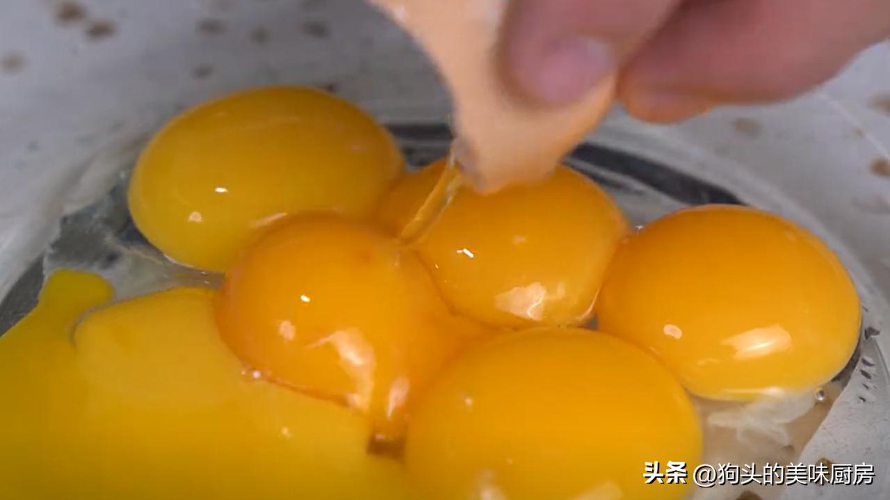 鸡蛋放绞肉机里做蛋糕,把鸡蛋放入绞肉机