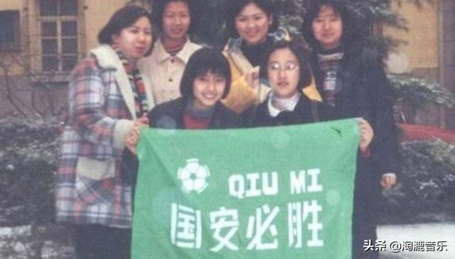 她曾经爆红的时候却选择了隐退,她淡出荧幕后嫁外国丈夫