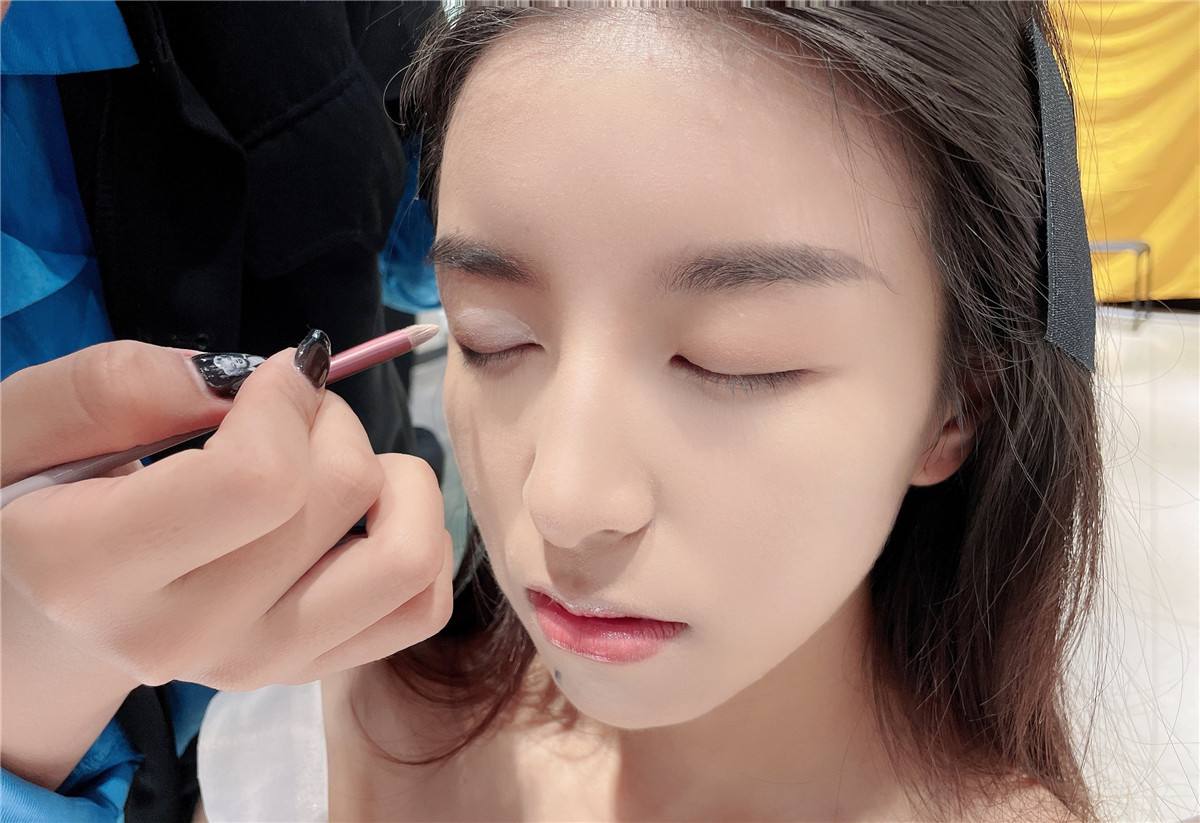 正确化妆步骤女生再不知道就晚了,女性正确化妆步骤图