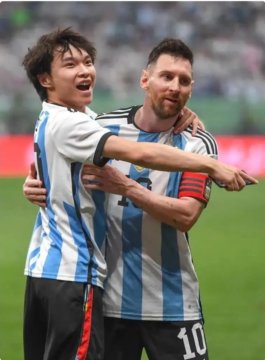 和梅西拥抱的男孩是什么比赛,拥抱梅西与大马丁击掌