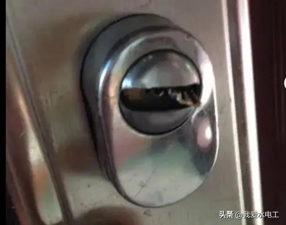 钥匙断了锁芯取不下来怎么办,钥匙断到锁芯里面怎么取出来