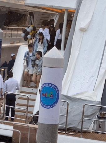 王思聪携四位女友高调逛街,王思聪新女友晒照大秀身材