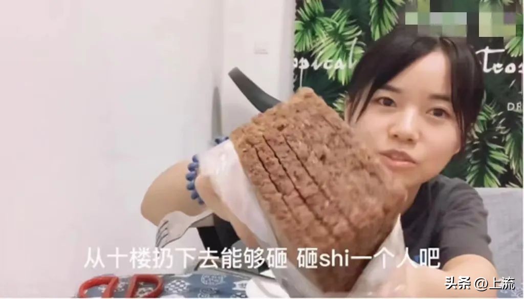 吃一口黑麦面包,吃一口黑汉堡