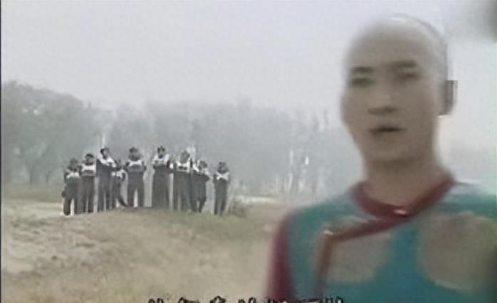 牛角胸罩，诱惑式舔刀尖，这些颠覆三观的镜头，看完让人一言难尽