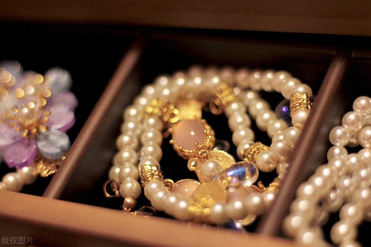 员工偷女上司资料被发现,同事偷拍我上班照片可以报警吗